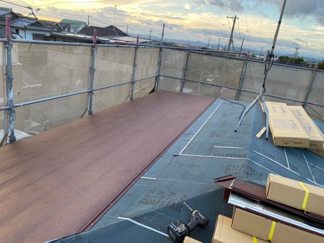 高砂市で葺き替え工事における屋根材シルキーG2新設